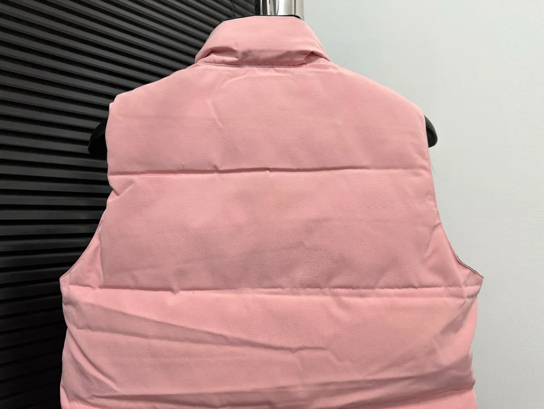 P360 [Canada Goose] Canada Goose #Freestyle Crew 4154M Men’s and Women’s Vest Down# ➖ Imported Behringer embroidery machine with customized 10,000-needle embroidery logo! ➖ Imported 21-count polyester-cotton blended original fabric, using Feather-Light 10D waterproof coating fabric, made of 84.5% polyester fiber and 15.5% cotton, 100% the best feel in the entire network! ➖ The genuine official website uses the national standard 80 white duck down, and will never be misled by false claims such as 90 down or goose down! ➖ 100% nylon nylon lining with double double-layer sealing design to prevent velvet from running away. Top-grade polar fleece is used in the collar and pockets to keep warm and comfortable! ➖ Yoshida YKK provides original custom-made electroplated sliders. YKK two-way lockable zippers are tight and smooth and will not peel off paint! ➖ 3M composite original Velcro is durable, and all accessories and hardware are disassembled and customized! ⛔No slander, no exaggeration, no need for too much copywriting, because it is focused, it is professional!  SIZE: XS S M L XL XXL